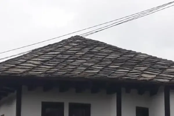 Покрив с каменни плочи в Кърджали
